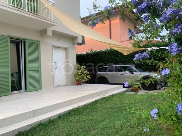 casa indipendente in vendita a Pietrasanta in zona Tonfano