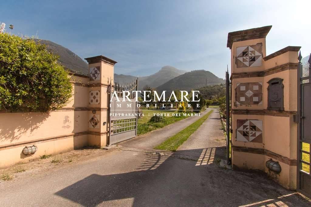 casa indipendente in vendita a Pietrasanta in zona Valdicastello