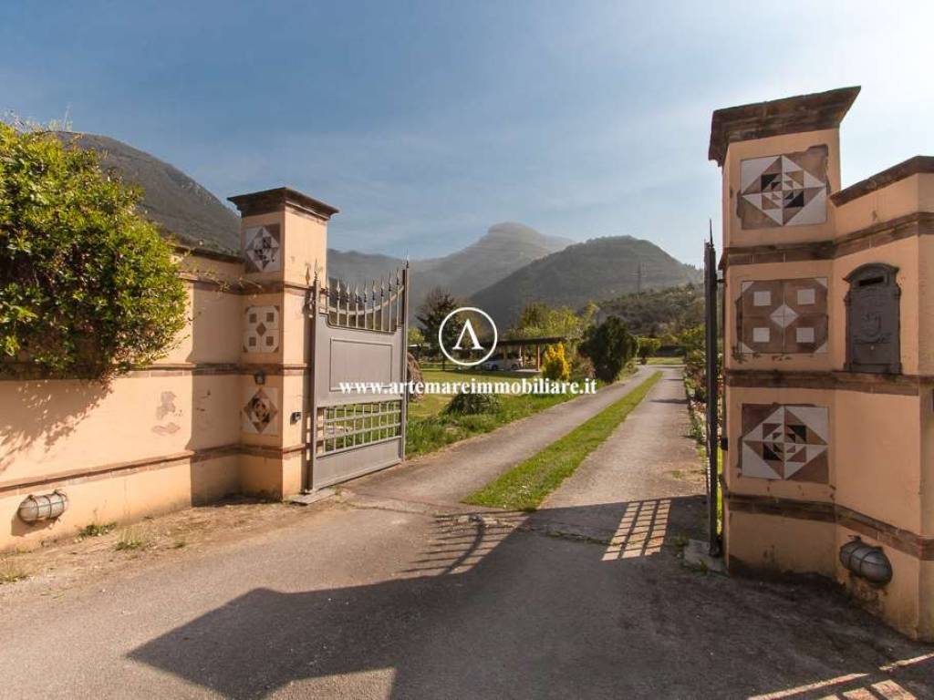casa indipendente in vendita a Pietrasanta in zona Valdicastello