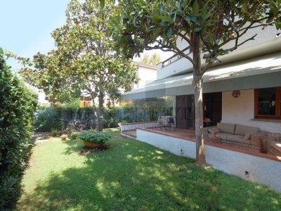 casa indipendente in vendita a Pietrasanta in zona Tonfano
