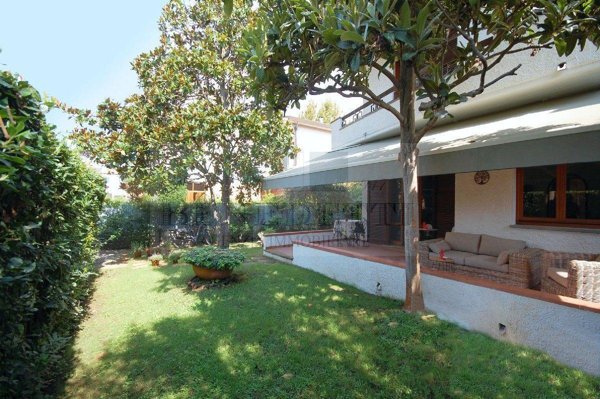 casa indipendente in vendita a Pietrasanta in zona Tonfano