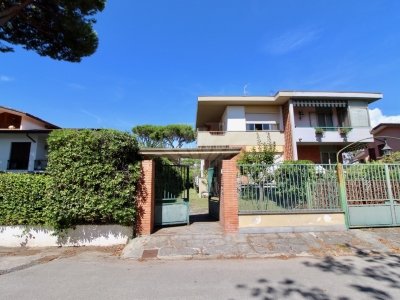 casa indipendente in vendita a Pietrasanta in zona Tonfano