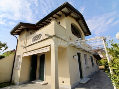 casa indipendente in vendita a Pietrasanta in zona Fiumetto