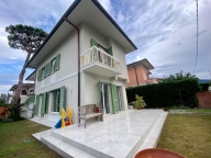 casa indipendente in vendita a Pietrasanta in zona Tonfano