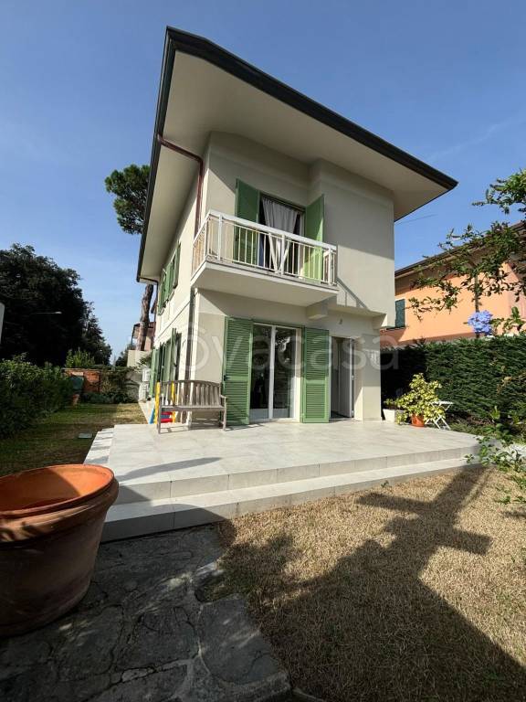 casa indipendente in vendita a Pietrasanta in zona Vignone