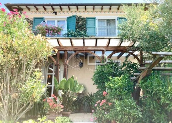 casa indipendente in vendita a Pietrasanta in zona Strettoia