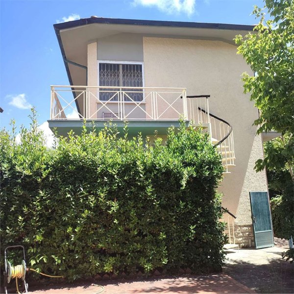 appartamento in vendita a Pietrasanta in zona Fiumetto