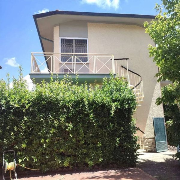 appartamento in vendita a Pietrasanta in zona Fiumetto