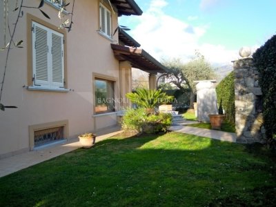 casa indipendente in vendita a Pietrasanta in zona Fiumetto