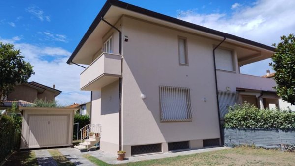 casa indipendente in vendita a Pietrasanta in zona Tonfano