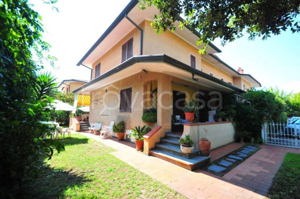 casa indipendente in vendita a Pietrasanta in zona Tonfano