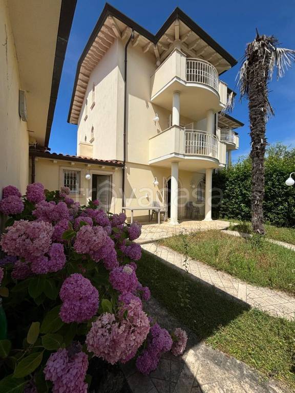 casa indipendente in vendita a Pietrasanta in zona Tonfano