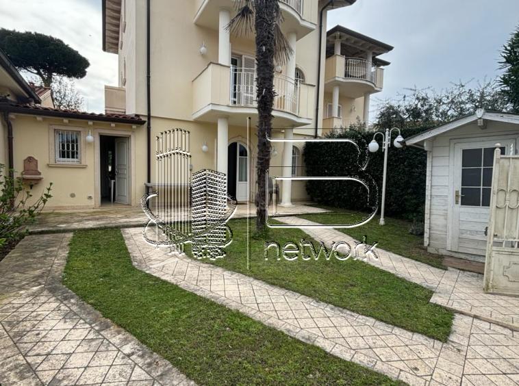 casa indipendente in vendita a Pietrasanta in zona Tonfano