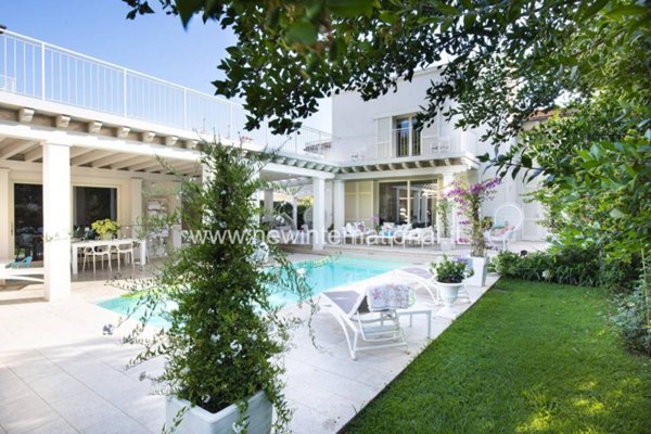 casa indipendente in vendita a Pietrasanta in zona Tonfano
