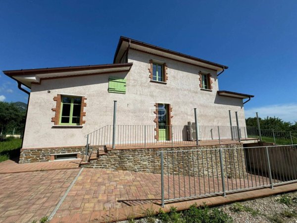 casa indipendente in vendita a Pietrasanta in zona Strettoia