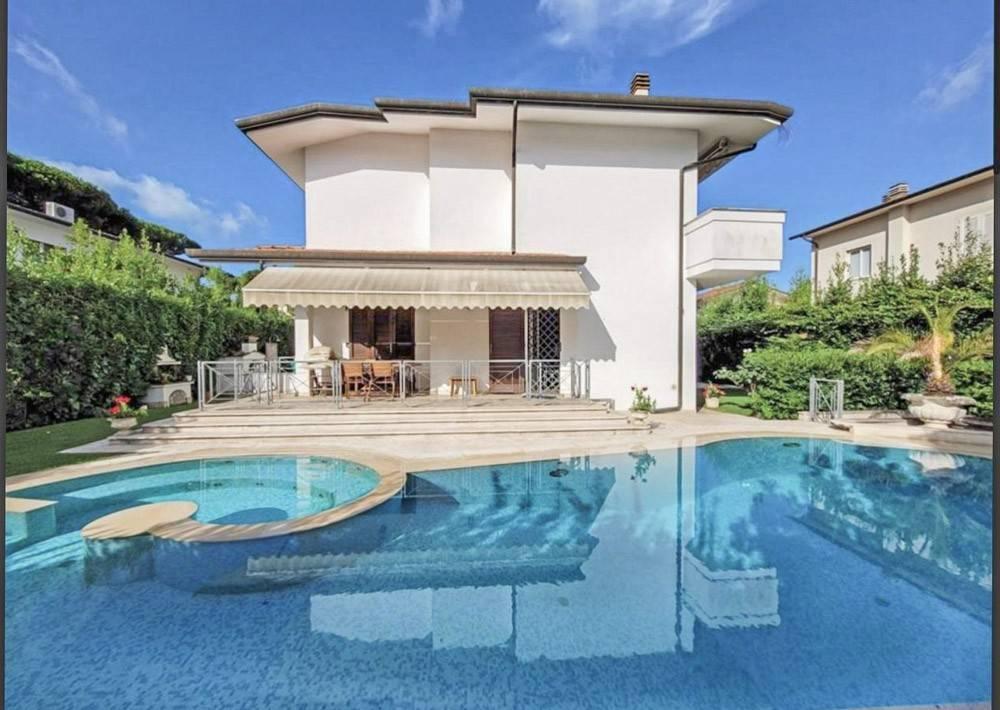 casa indipendente in vendita a Pietrasanta in zona Tonfano