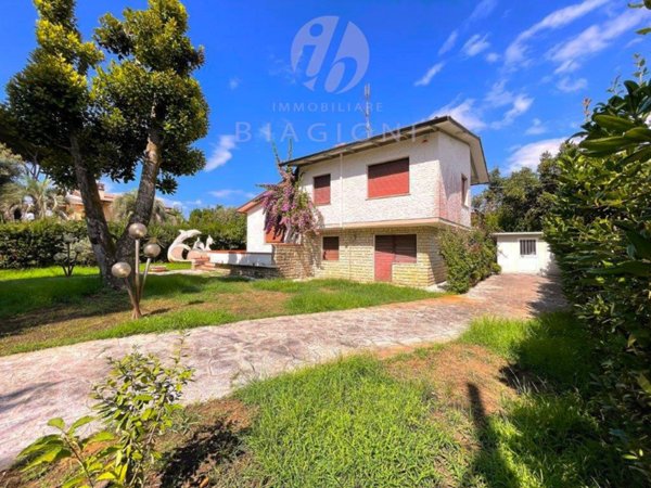 casa indipendente in vendita a Pietrasanta in zona Vignone
