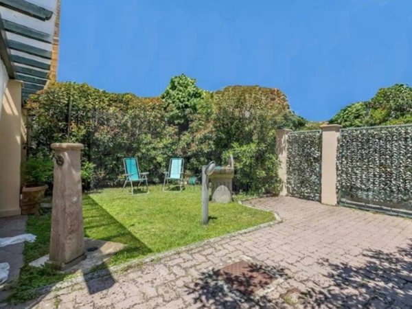 casa indipendente in vendita a Pietrasanta in zona Fiumetto