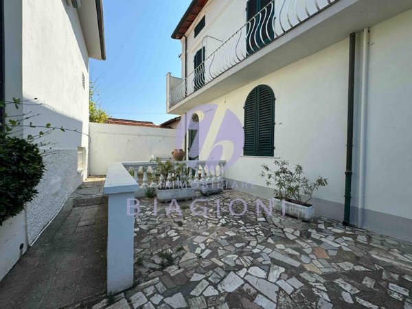 casa indipendente in vendita a Pietrasanta in zona Tonfano