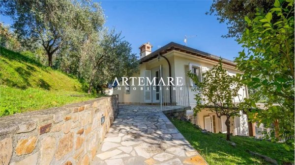casa indipendente in vendita a Pietrasanta in zona Strettoia