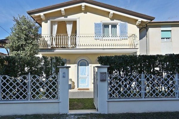 casa indipendente in vendita a Pietrasanta in zona Tonfano
