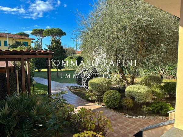 casa indipendente in vendita a Pietrasanta in zona Tonfano