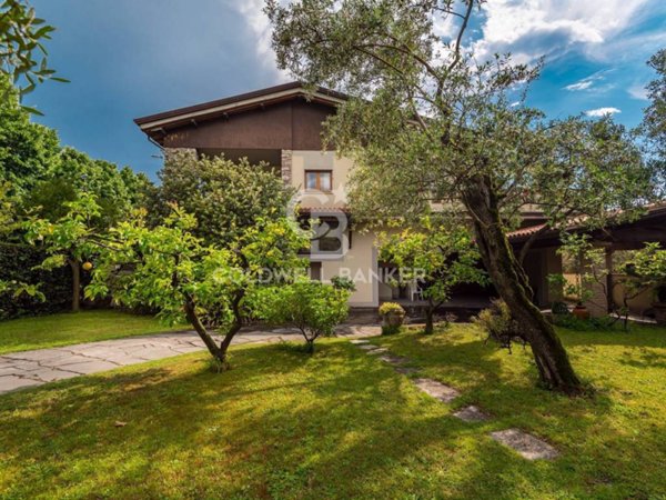 casa indipendente in vendita a Pietrasanta in zona Vallecchia