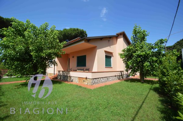 casa indipendente in vendita a Pietrasanta in zona Tonfano