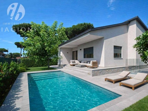 casa indipendente in vendita a Pietrasanta in zona Tonfano