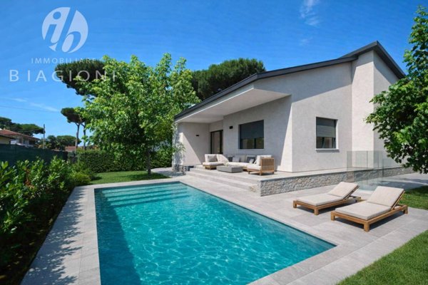casa indipendente in vendita a Pietrasanta in zona Tonfano