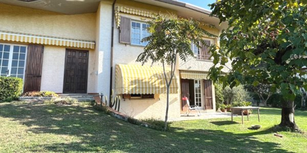 casa indipendente in vendita a Pietrasanta in zona Strettoia