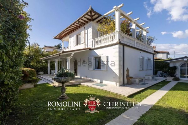 casa indipendente in vendita a Pietrasanta in zona Tonfano