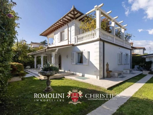 casa indipendente in vendita a Pietrasanta in zona Tonfano