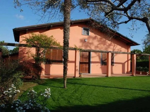 casa indipendente in vendita a Pietrasanta in zona Fiumetto