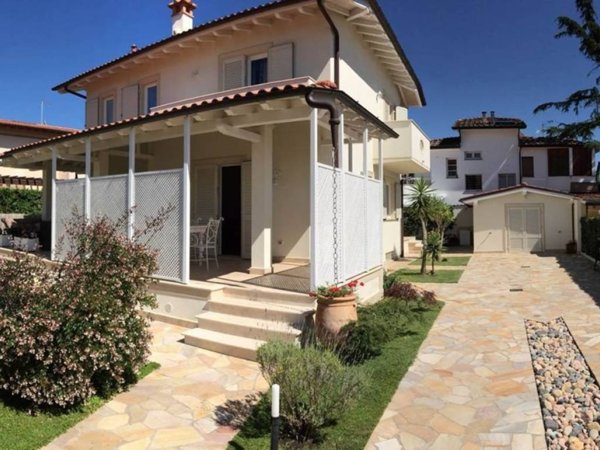 casa indipendente in vendita a Pietrasanta in zona Tonfano