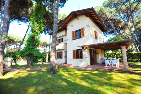 casa indipendente in vendita a Pietrasanta in zona Tonfano