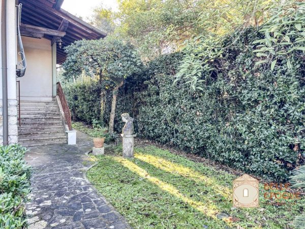 casa indipendente in vendita a Pietrasanta in zona Tonfano