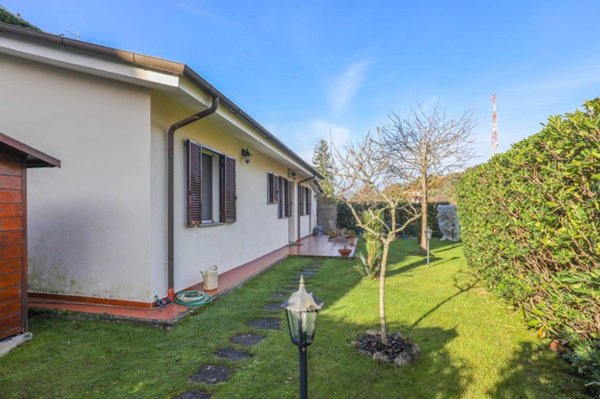 casa indipendente in vendita a Pietrasanta in zona Capriglia