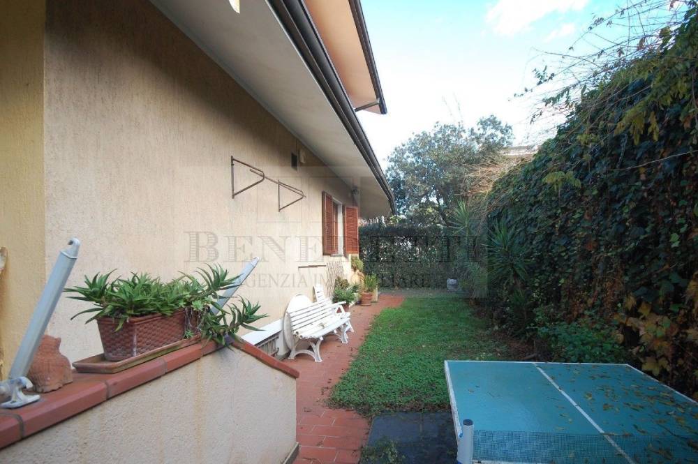 casa indipendente in vendita a Pietrasanta in zona Tonfano