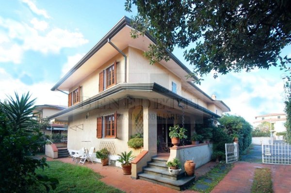 casa indipendente in vendita a Pietrasanta in zona Tonfano