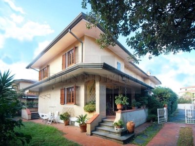 casa indipendente in vendita a Pietrasanta in zona Tonfano