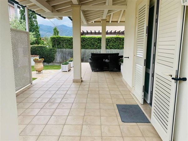 casa indipendente in vendita a Pietrasanta in zona Tonfano