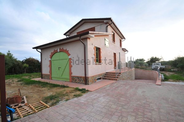 casa indipendente in vendita a Pietrasanta in zona Strettoia
