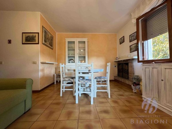 casa indipendente in vendita a Pietrasanta in zona Tonfano