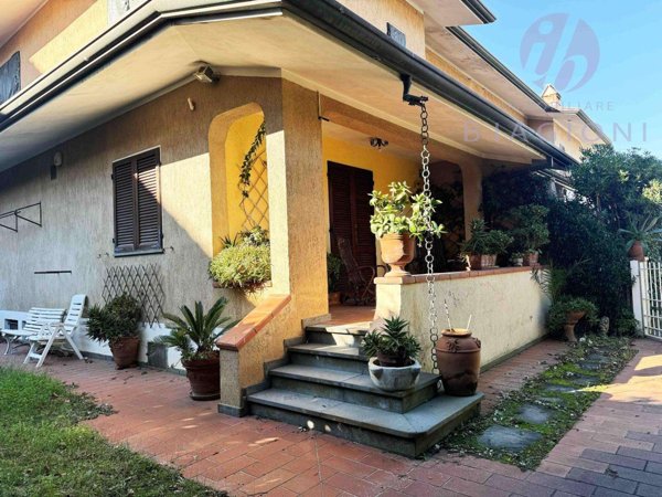 casa indipendente in vendita a Pietrasanta in zona Vignone