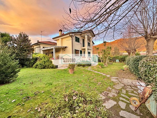 casa indipendente in vendita a Pietrasanta