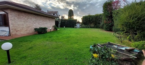 casa indipendente in vendita a Pietrasanta in zona Marina di Pietrasanta