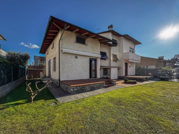 casa indipendente in vendita a Pietrasanta in zona Tonfano
