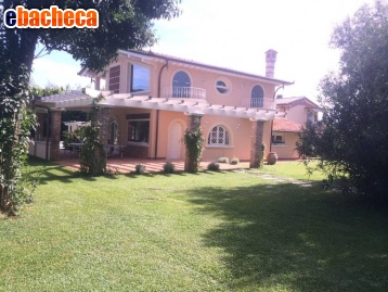 casa indipendente in vendita a Pietrasanta in zona Strettoia