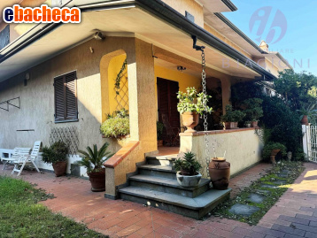 casa indipendente in vendita a Pietrasanta in zona Tonfano